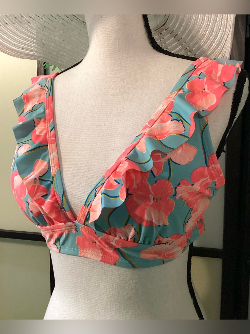 Dip colorful swim top with ruffle. Size L